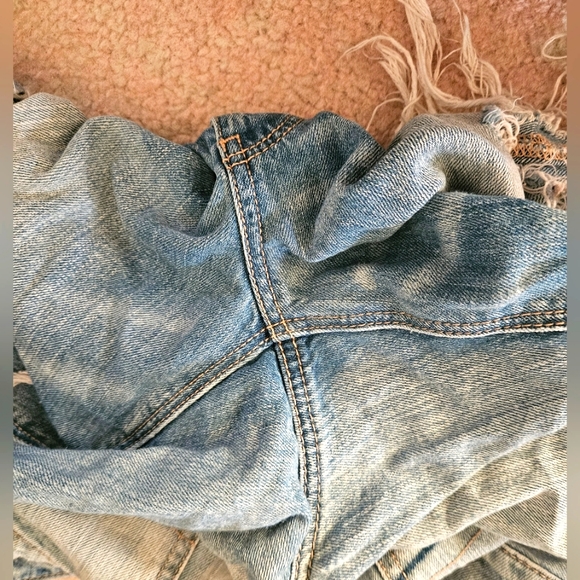 American Eagle Distressed Lightwash Jeans | Large Leg Holes - Picture 7 of 9